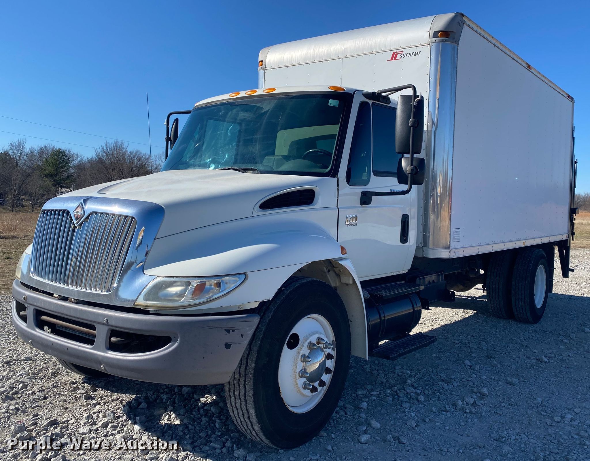2006 International 4300 box truck in Collinsville, OK | Item