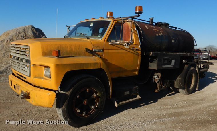 image for item DE7519 1985 Ford F800  oil distributor truck