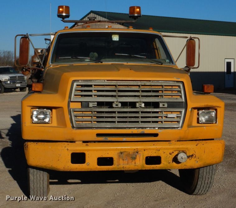 image for item DE7519 1985 Ford F800  oil distributor truck