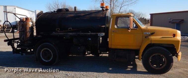 image for item DE7519 1985 Ford F800  oil distributor truck