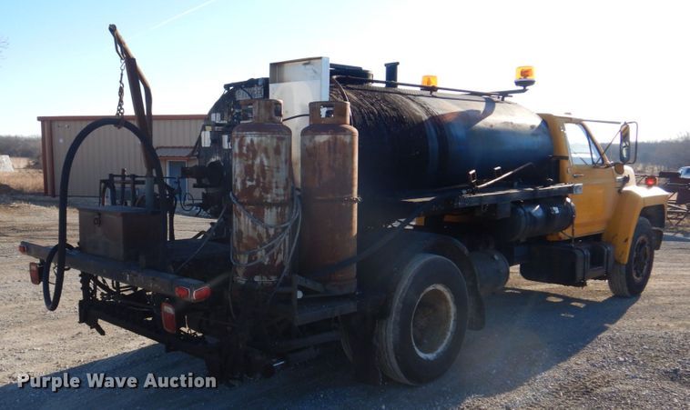 image for item DE7519 1985 Ford F800  oil distributor truck