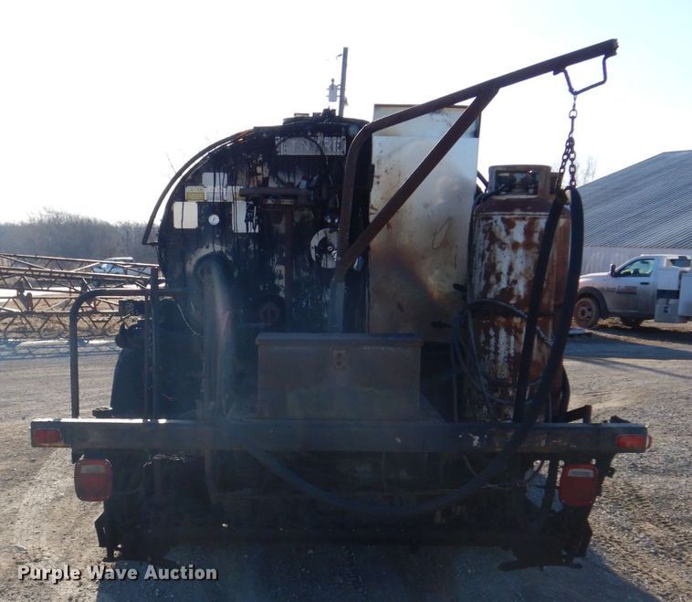 image for item DE7519 1985 Ford F800  oil distributor truck