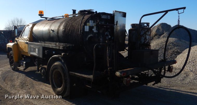 image for item DE7519 1985 Ford F800  oil distributor truck