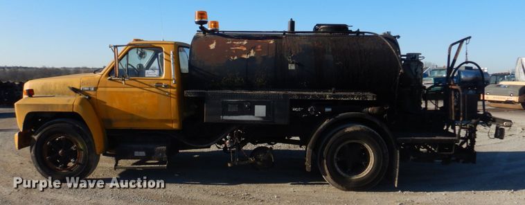 image for item DE7519 1985 Ford F800  oil distributor truck