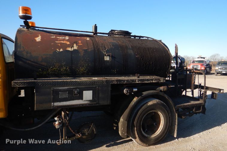 image for item DE7519 1985 Ford F800  oil distributor truck