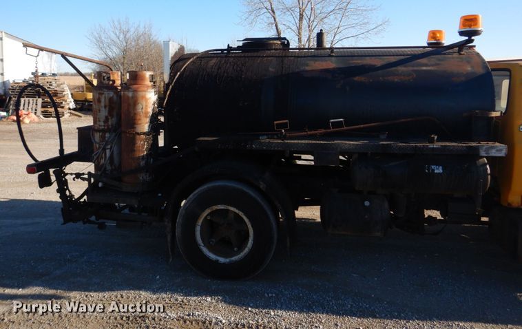 image for item DE7519 1985 Ford F800  oil distributor truck