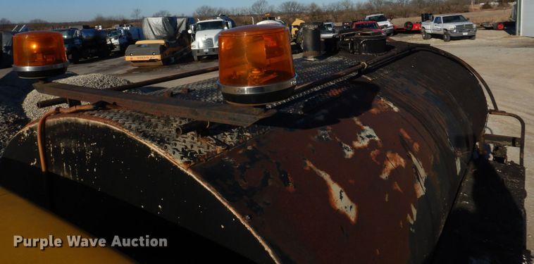 image for item DE7519 1985 Ford F800  oil distributor truck