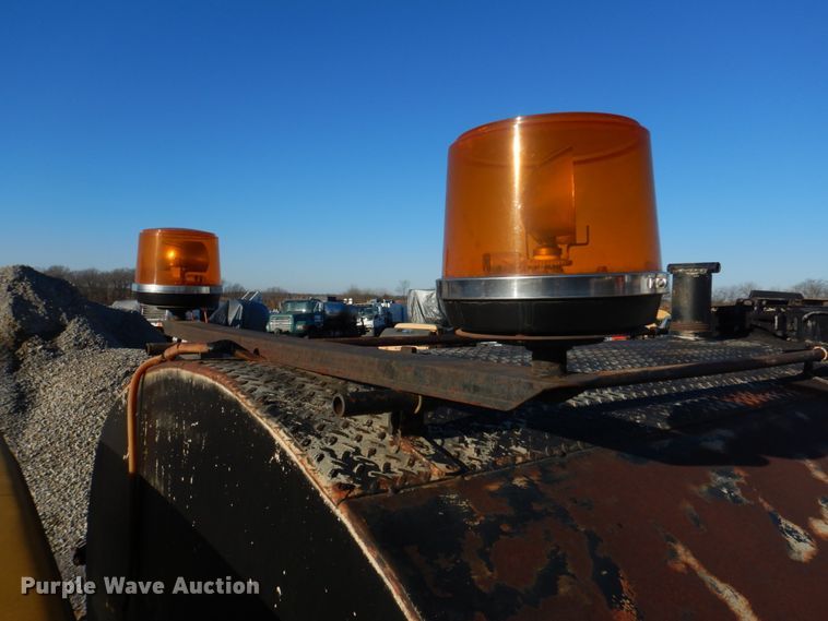 image for item DE7519 1985 Ford F800  oil distributor truck