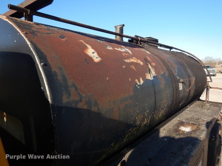 image for item DE7519 1985 Ford F800  oil distributor truck