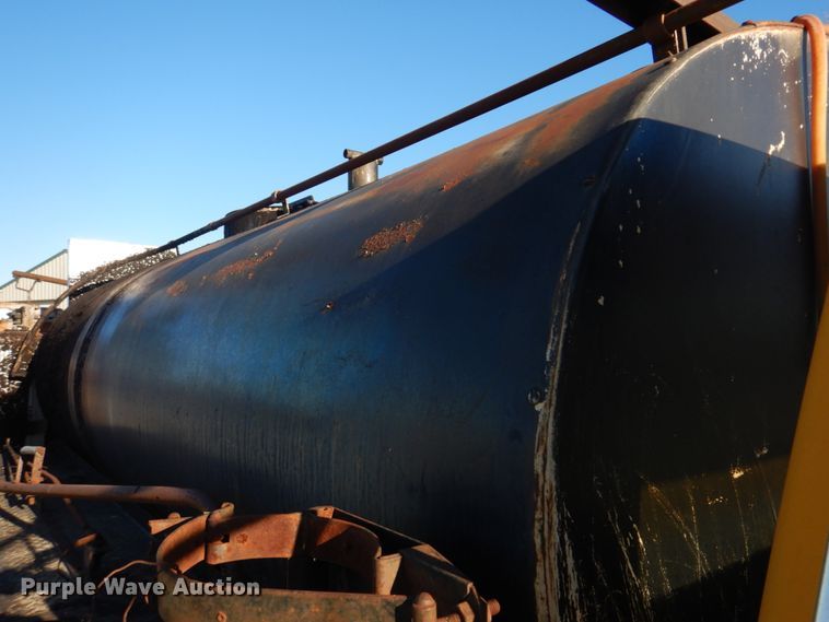 image for item DE7519 1985 Ford F800  oil distributor truck