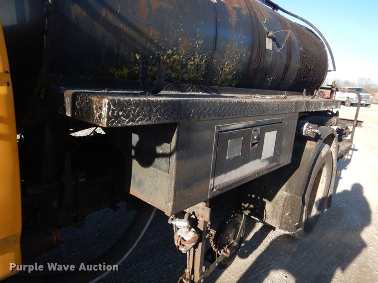 image for item DE7519 1985 Ford F800  oil distributor truck