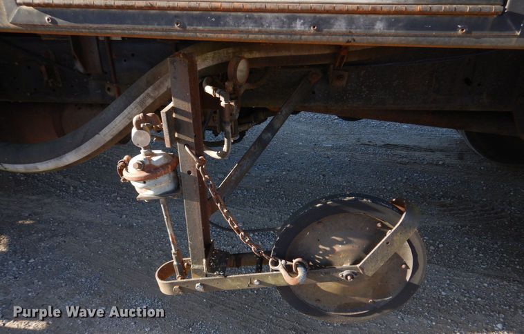 image for item DE7519 1985 Ford F800  oil distributor truck