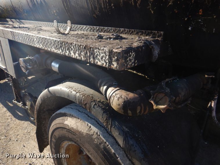 image for item DE7519 1985 Ford F800  oil distributor truck