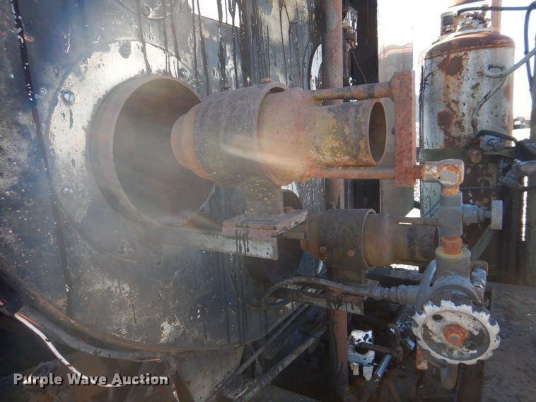 image for item DE7519 1985 Ford F800  oil distributor truck