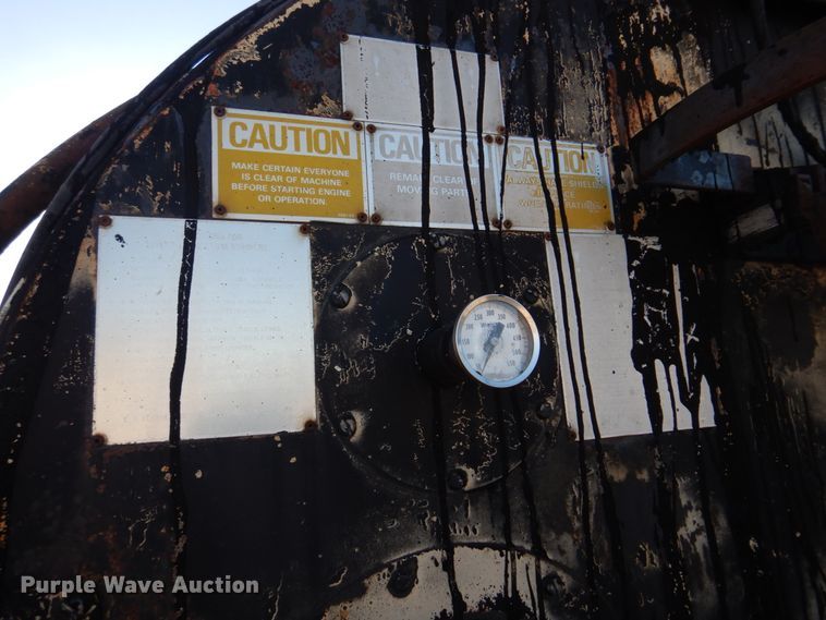 image for item DE7519 1985 Ford F800  oil distributor truck