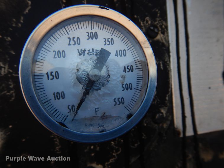 image for item DE7519 1985 Ford F800  oil distributor truck