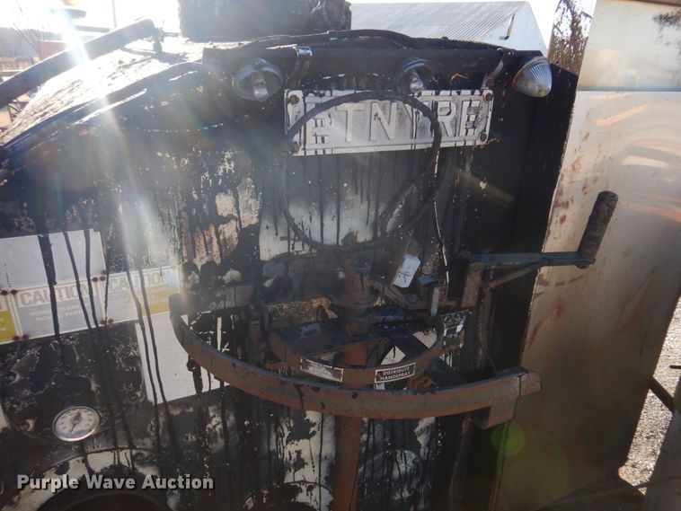 image for item DE7519 1985 Ford F800  oil distributor truck