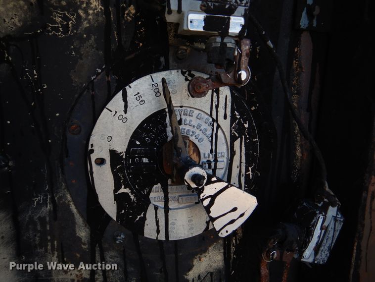 image for item DE7519 1985 Ford F800  oil distributor truck