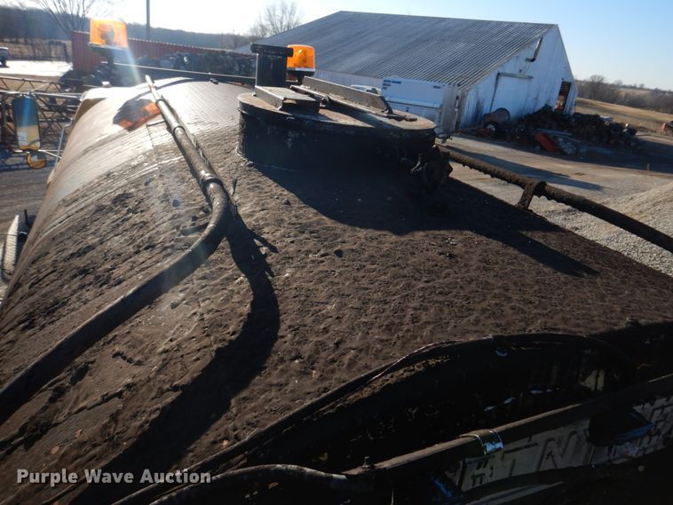 image for item DE7519 1985 Ford F800  oil distributor truck