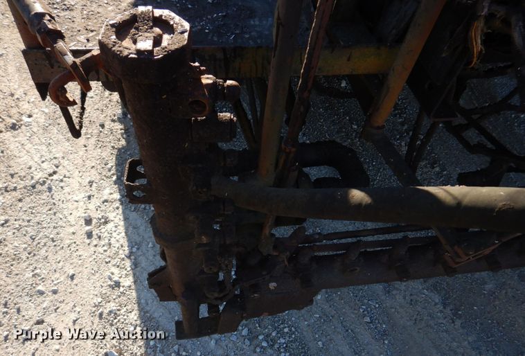 image for item DE7519 1985 Ford F800  oil distributor truck