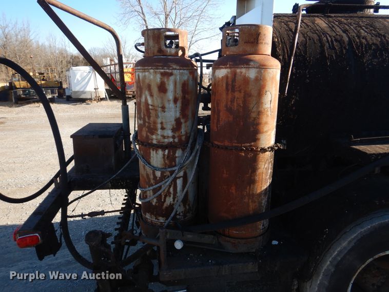 image for item DE7519 1985 Ford F800  oil distributor truck