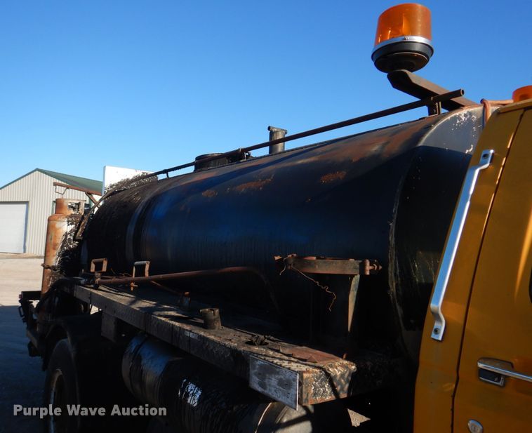 image for item DE7519 1985 Ford F800  oil distributor truck