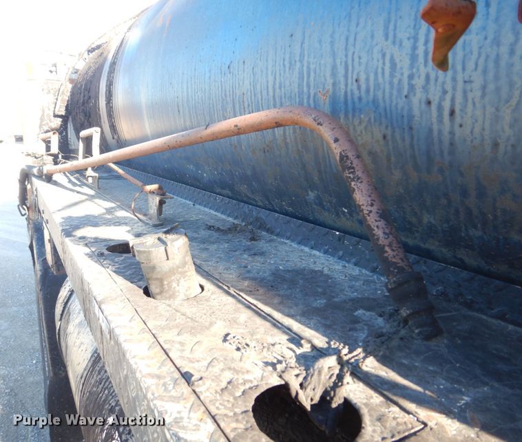 image for item DE7519 1985 Ford F800  oil distributor truck