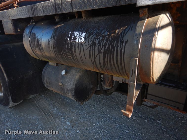 image for item DE7519 1985 Ford F800  oil distributor truck