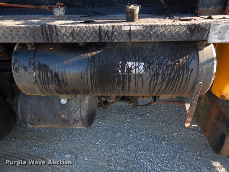 image for item DE7519 1985 Ford F800  oil distributor truck