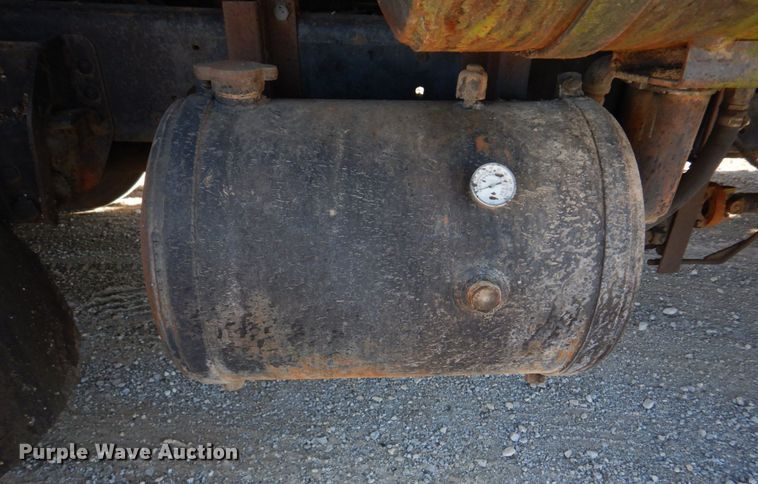 image for item DE7519 1985 Ford F800  oil distributor truck