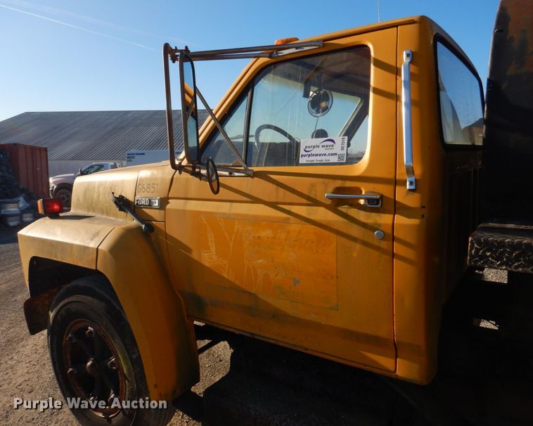 image for item DE7519 1985 Ford F800  oil distributor truck