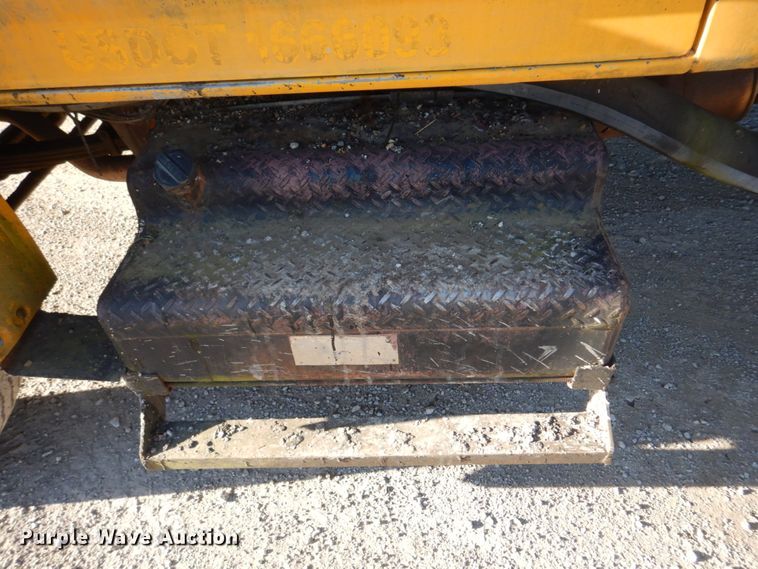 image for item DE7519 1985 Ford F800  oil distributor truck