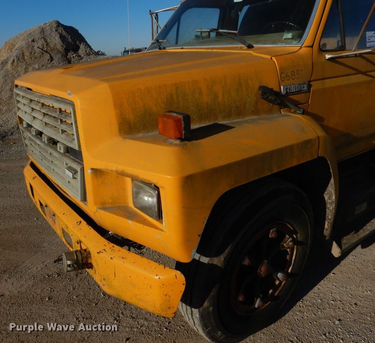 image for item DE7519 1985 Ford F800  oil distributor truck