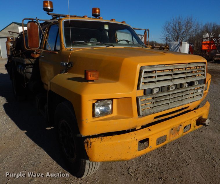 image for item DE7519 1985 Ford F800  oil distributor truck