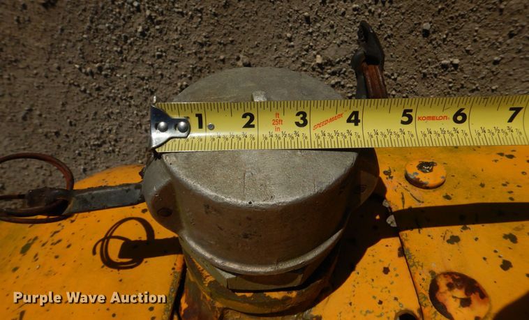 image for item DE7519 1985 Ford F800  oil distributor truck