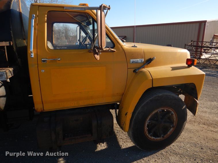 image for item DE7519 1985 Ford F800  oil distributor truck