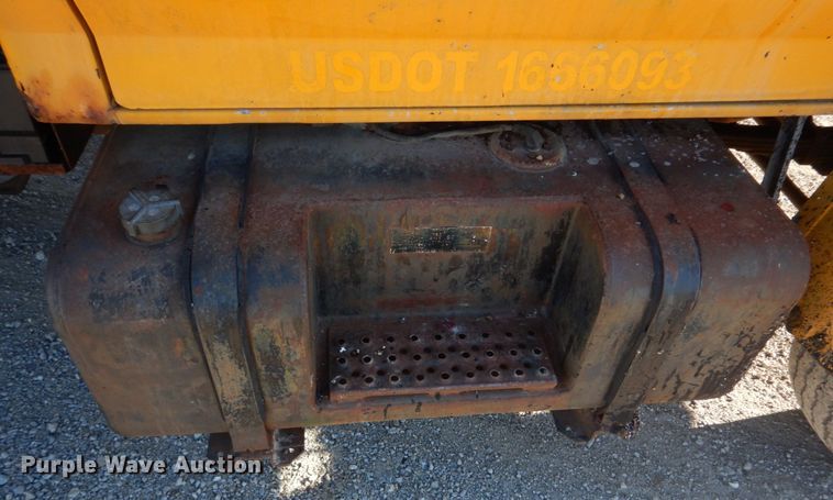 image for item DE7519 1985 Ford F800  oil distributor truck