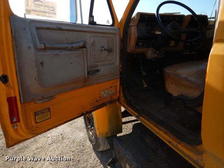 image for item DE7519 1985 Ford F800  oil distributor truck