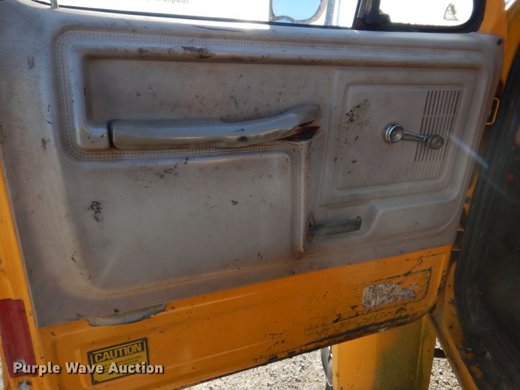 image for item DE7519 1985 Ford F800  oil distributor truck