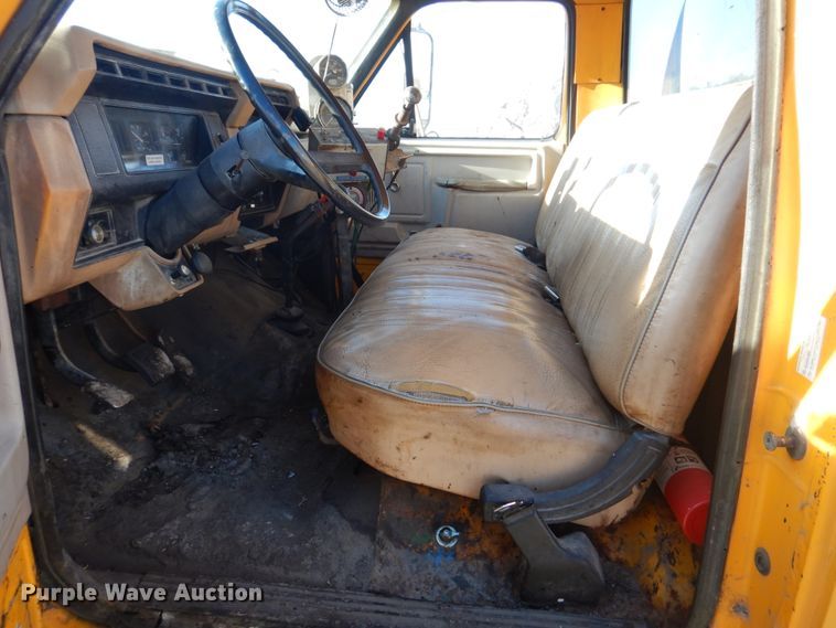 image for item DE7519 1985 Ford F800  oil distributor truck