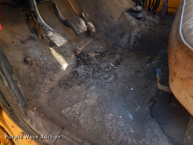 image for item DE7519 1985 Ford F800  oil distributor truck