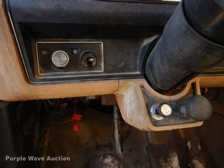 image for item DE7519 1985 Ford F800  oil distributor truck