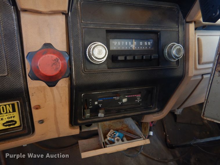 image for item DE7519 1985 Ford F800  oil distributor truck