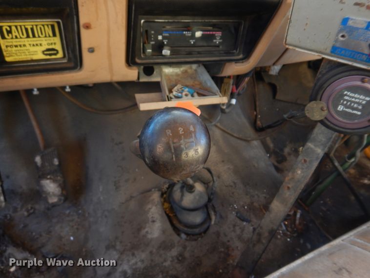 image for item DE7519 1985 Ford F800  oil distributor truck