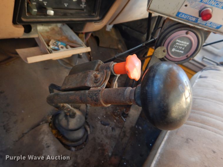 image for item DE7519 1985 Ford F800  oil distributor truck