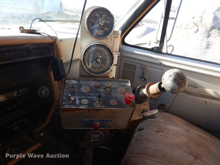 image for item DE7519 1985 Ford F800  oil distributor truck