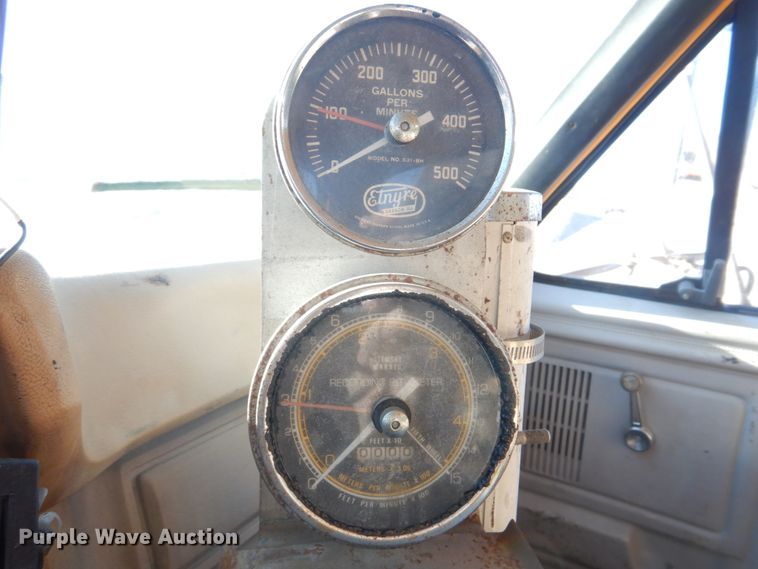 image for item DE7519 1985 Ford F800  oil distributor truck