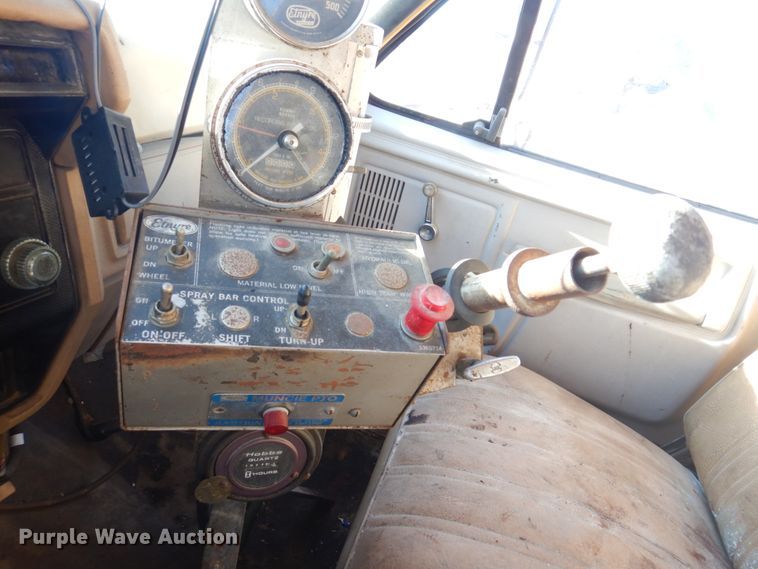 image for item DE7519 1985 Ford F800  oil distributor truck