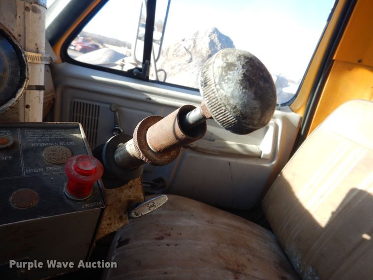 image for item DE7519 1985 Ford F800  oil distributor truck