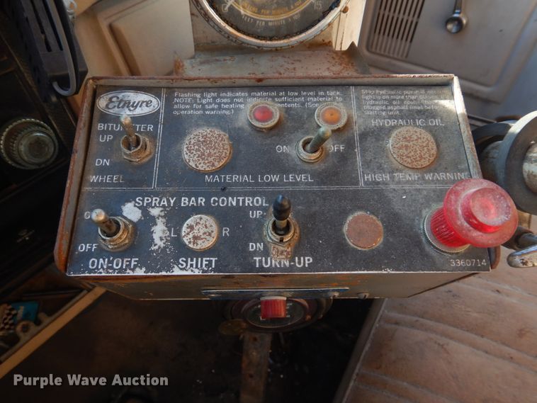 image for item DE7519 1985 Ford F800  oil distributor truck